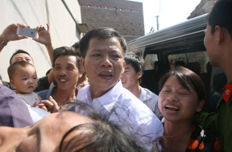 Ông Nguyễn Thanh Chấn trở về trong niềm hạnh phúc của người thân sau hơn 10 năm ngồi tù. Ảnh Thanh Niên